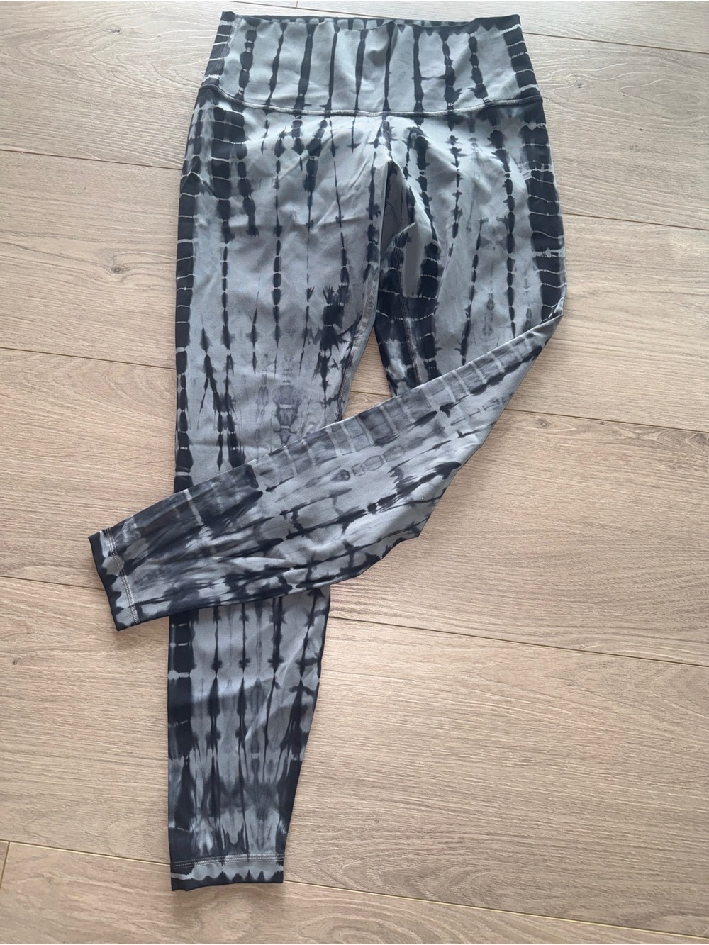 Lululemon Wunder Under High-Rise Tight 28" Luxtreme
Vert Shibori Grey Blacksz 10